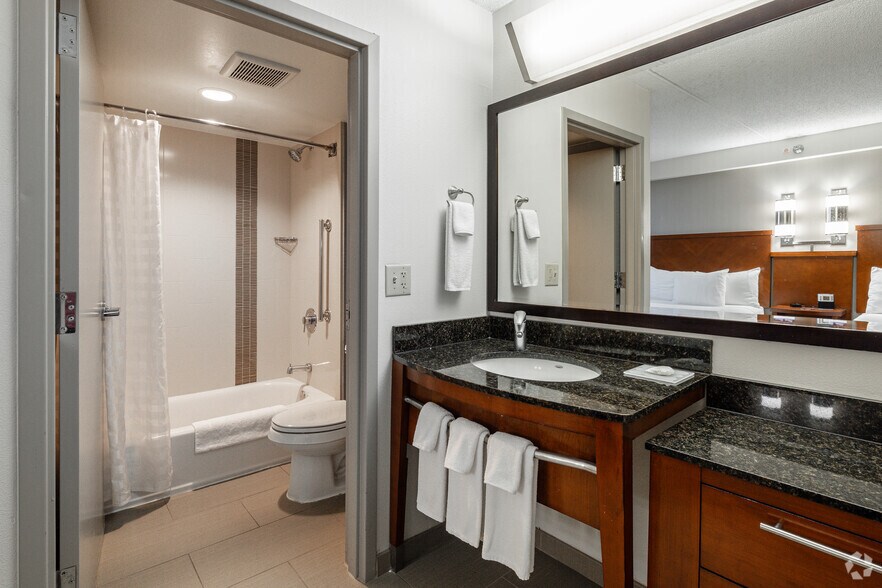 More Photos Of 1851 McConnor Pky, Schaumburg Hotel For Sale