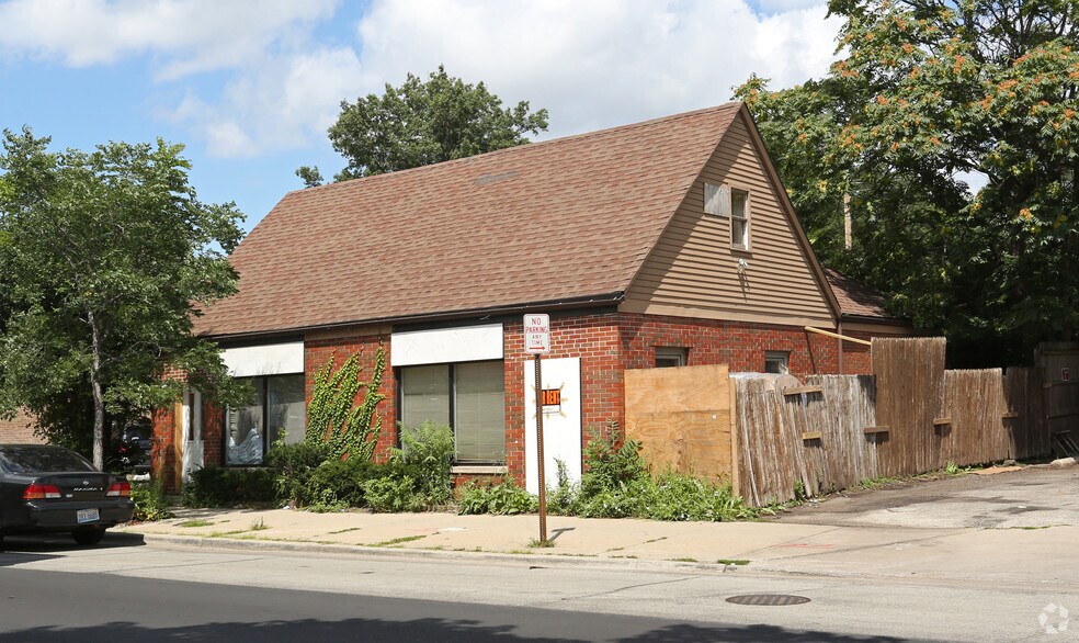 More Photos Of 1717 Howard St, Evanston General Retail For Sale