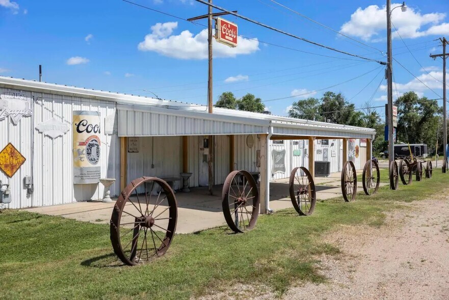 More Photos Of 2106 E 4th Ave, Hutchinson Storefront For Sale