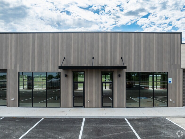 More Photos Of 5400 S Pinnacle Hills Pky, Rogers Storefront For Sale