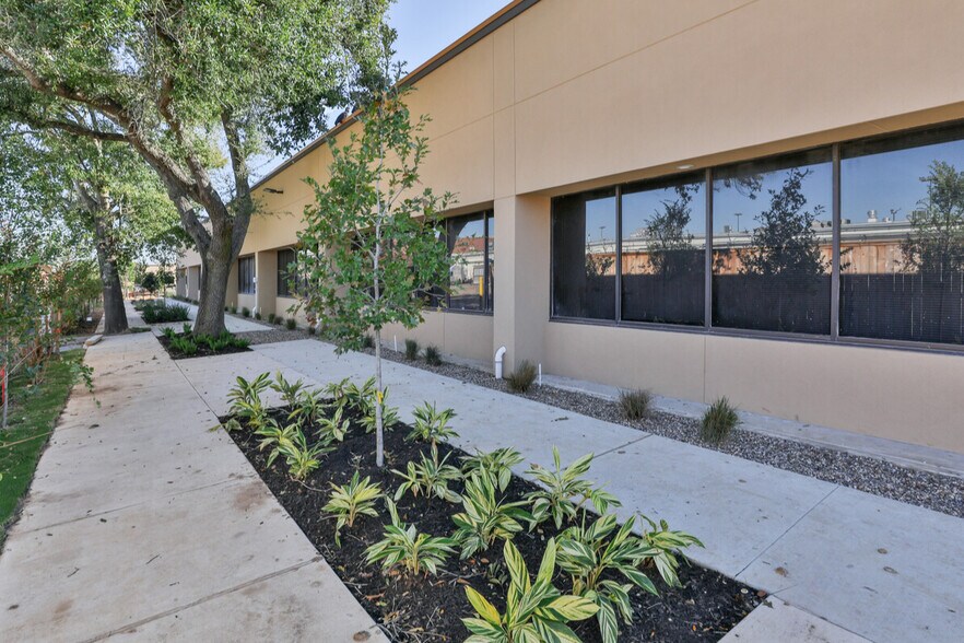 More Photos Of 16441 Space Center Blvd, Houston Unknown For Lease