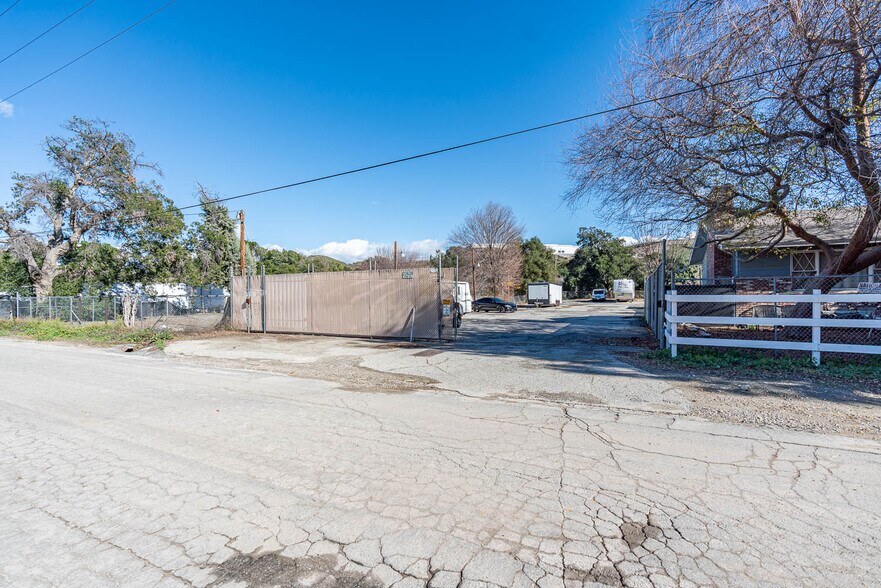 More Photos Of 23638 Pine St, Newhall Service For Sale