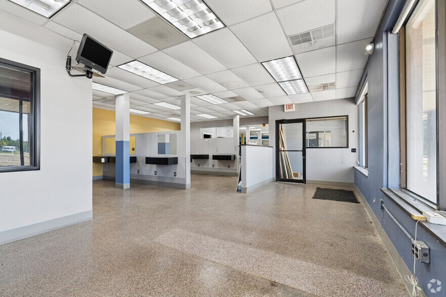 More Photos Of 38116-38160 S Gratiot Ave, Clinton Township Freestanding For Sale