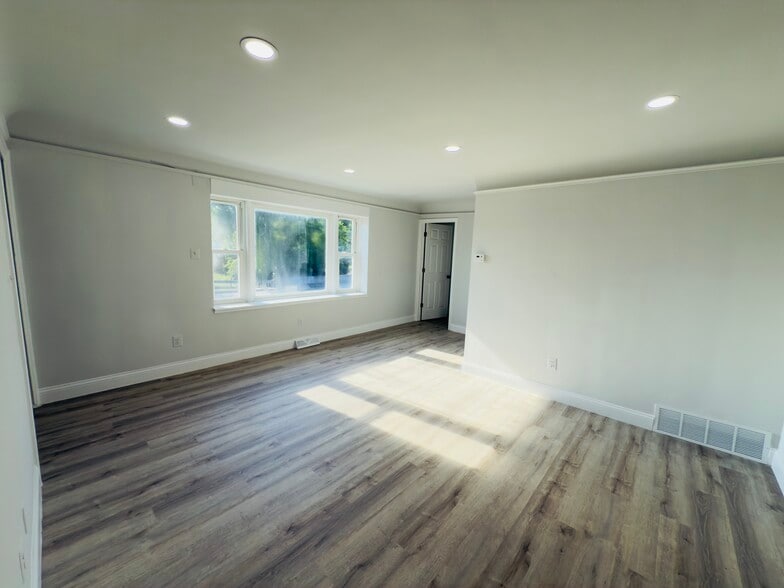 More Photos Of 5729-5731 S Beech Daly Rd, Dearborn Heights Warehouse For Sale