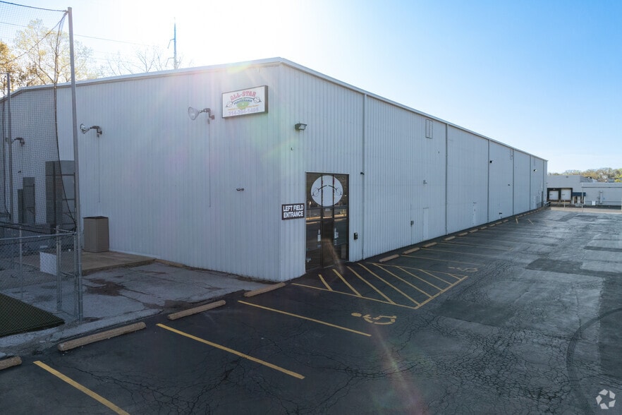 More Photos Of 1000 Camera Ave, Crestwood Flex For Lease