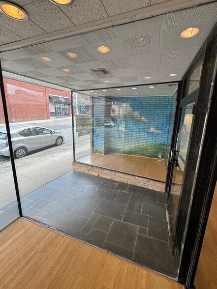 More Photos Of 410 S Spring St, Burlington Storefront Retail Office For Lease