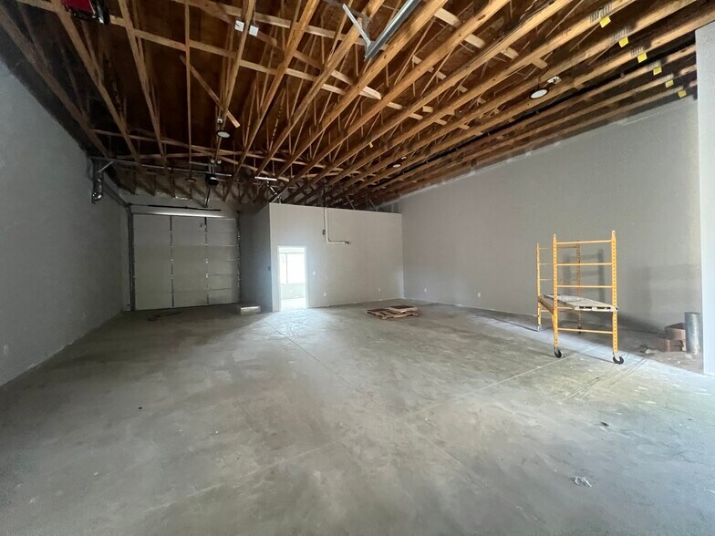 More Photos Of 3430 Acadia St, Fayetteville Showroom For Lease