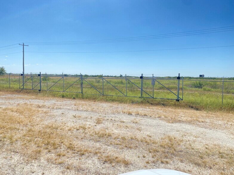 More Photos Of 3248 N. Hwy Frontage Rd., Three Rivers Warehouse For Lease