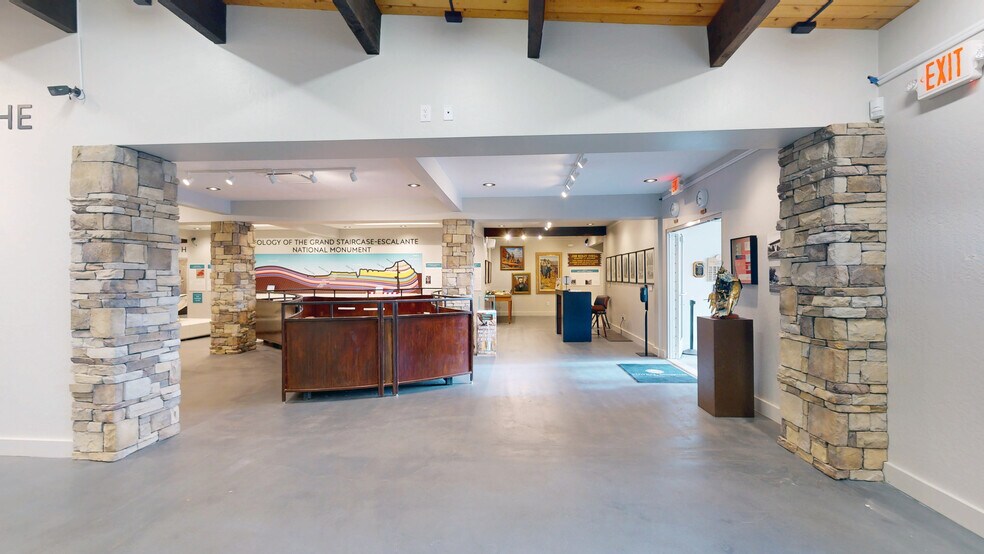 More Photos Of 6 N Lake Powell Blvd, Page Freestanding For Lease