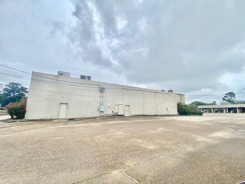 More Photos Of 1308 Boston Ave, Nederland Bank For Sale