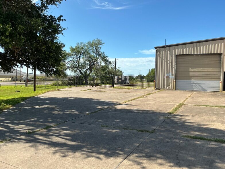 More Photos Of 908 Cecilia St, Alice Warehouse For Lease