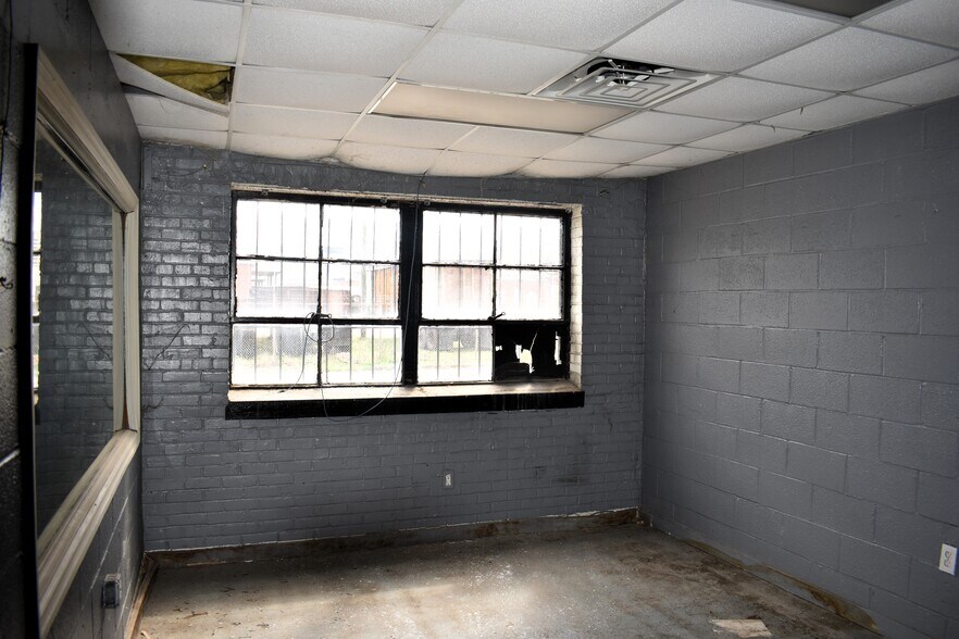 More Photos Of 37 E Railroad St, Montgomery Warehouse For Lease