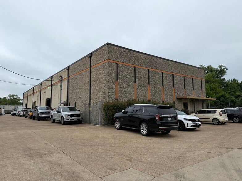 More Photos Of 414 W Tidwell Rd, Houston Warehouse For Sale