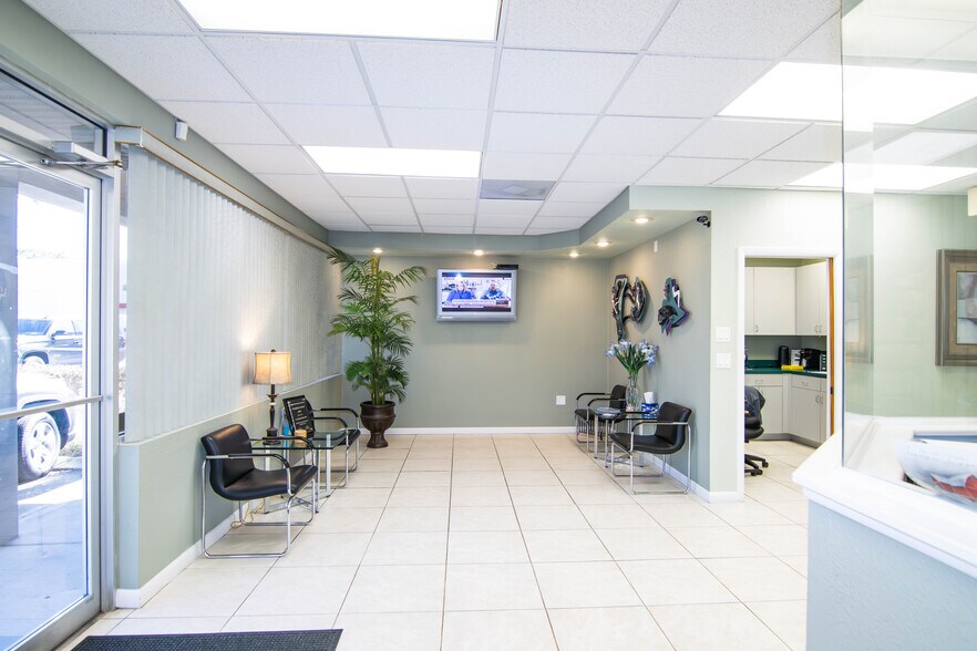 More Photos Of 8695-8697 4th St N, Saint Petersburg Freestanding For Lease