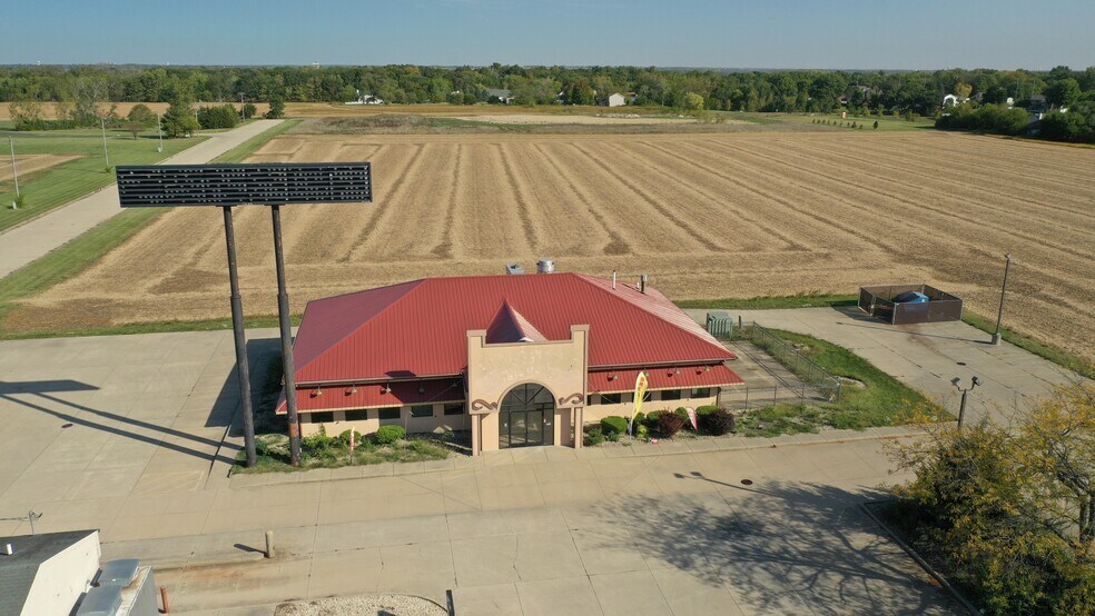 More Photos Of 210 N Lewis Ave, Oglesby Restaurant For Lease