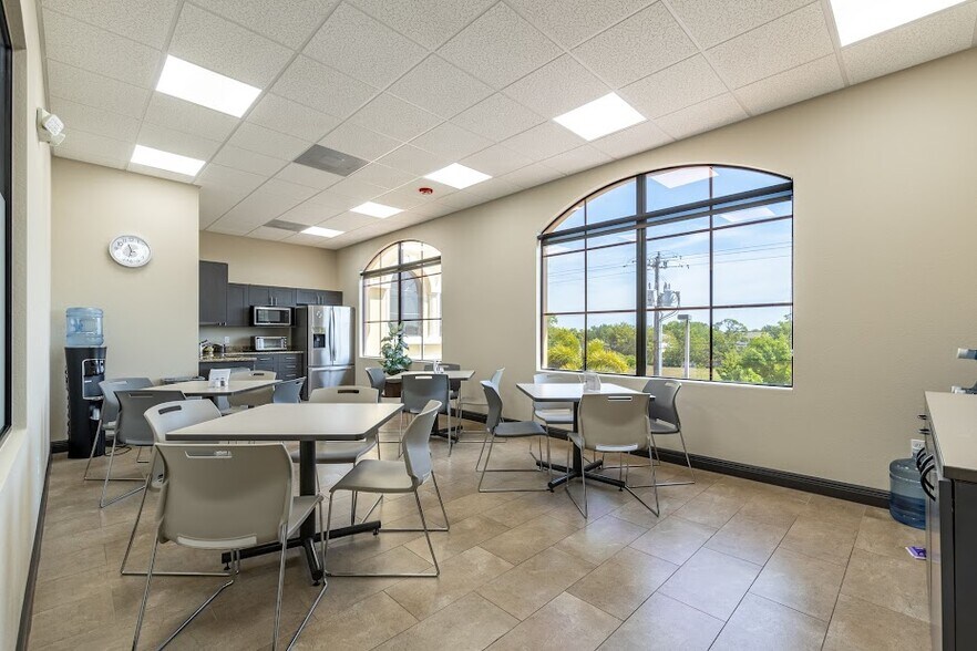 More Photos Of 422 NE 2nd Pl, Cape Coral Office For Lease