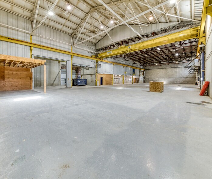 More Photos Of 2711-2715 Louis-XIV Boul, Québec Manufacturing For Lease