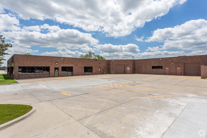 More Photos Of 4300-4398 NW 114th St, Urbandale Flex For Lease