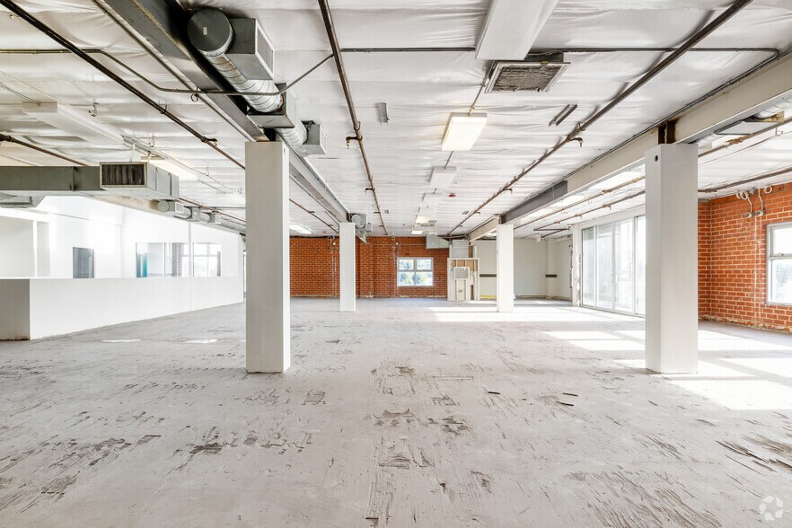 More Photos Of 2250 S Barrington Ave, Los Angeles Warehouse For Sale