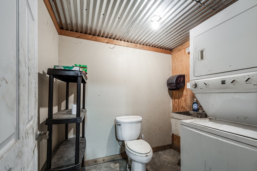 More Photos Of 910 E Church St, Livingston Service For Sale