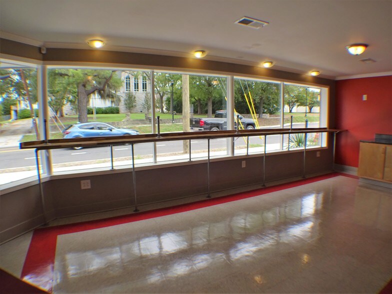 More Photos Of 115 W Main St, Lexington Restaurant For Sale
