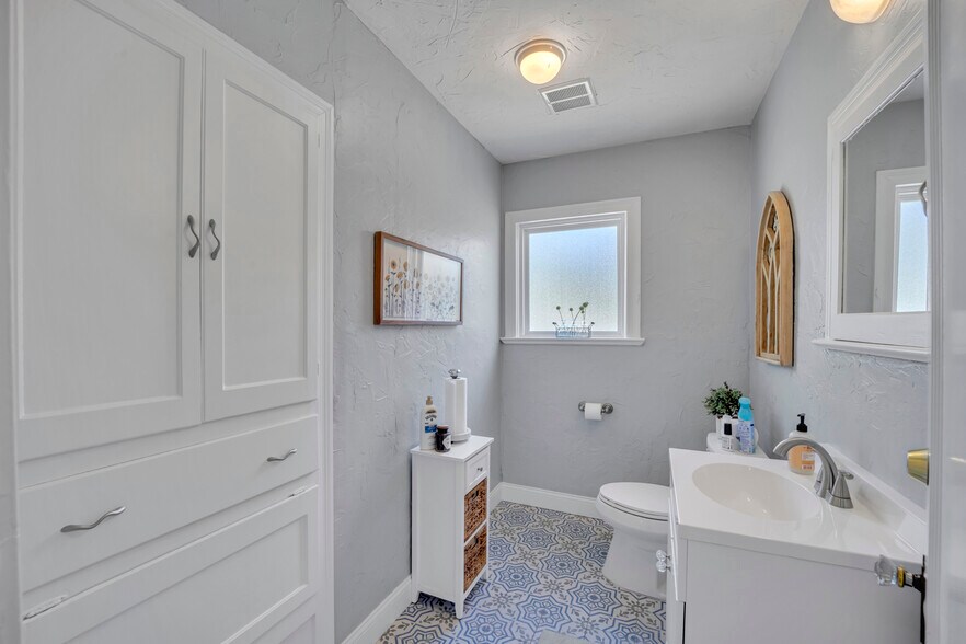 More Photos Of 1500 W Abram St, Arlington Medical For Lease