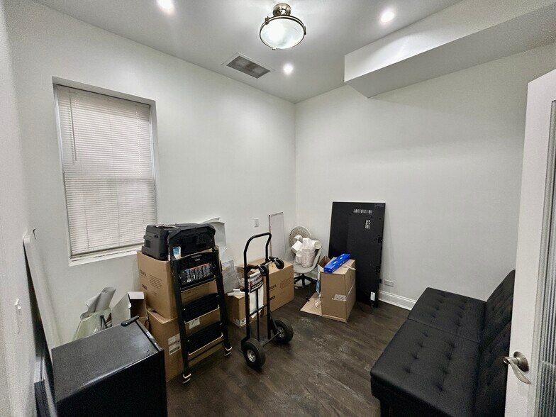 More Photos Of 2117 W Grand Ave, Chicago Light Manufacturing For Lease