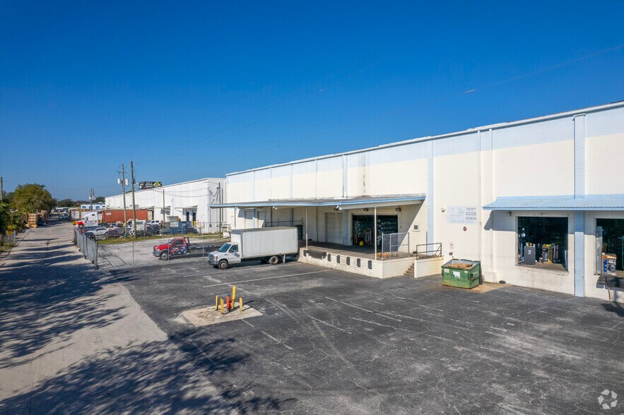 More Photos Of 5520 E Giddens Ave, Tampa Warehouse For Lease