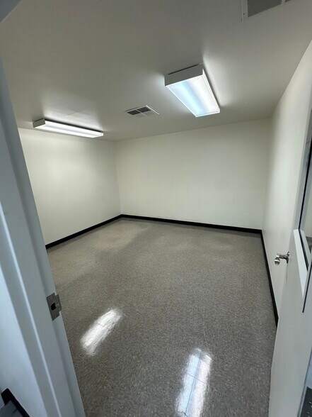 More Photos Of 8732 Fruitridge Rd, Sacramento Warehouse For Lease