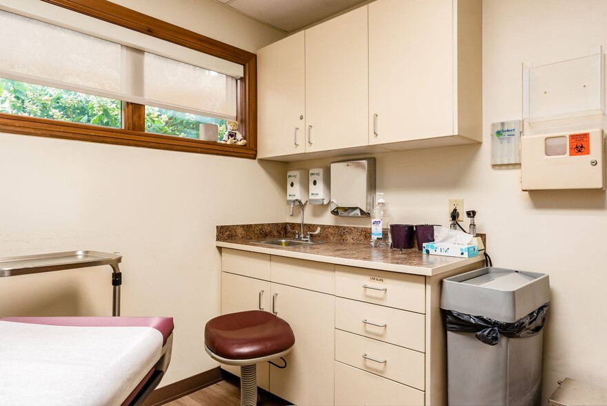 More Photos Of 1781 Countryside Dr, Lancaster Medical For Sale