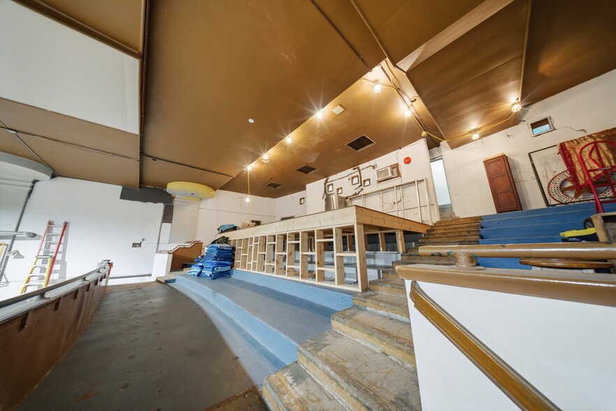 More Photos Of 195 Ottawa St N, Hamilton Storefront For Sale