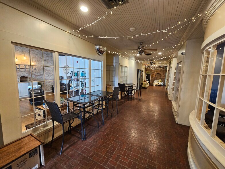 More Photos Of 124 Main St, Vincennes Office For Sale