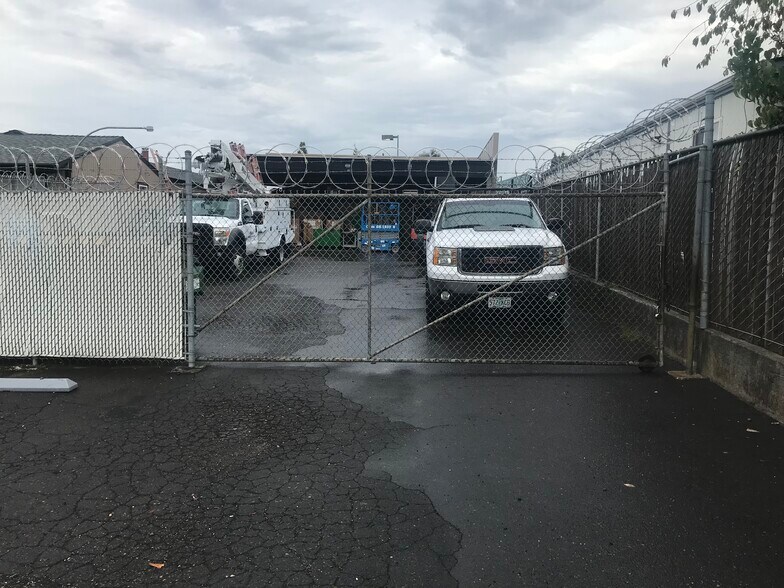More Photos Of 4403 SE Roethe Rd, Milwaukie Industrial For Sale
