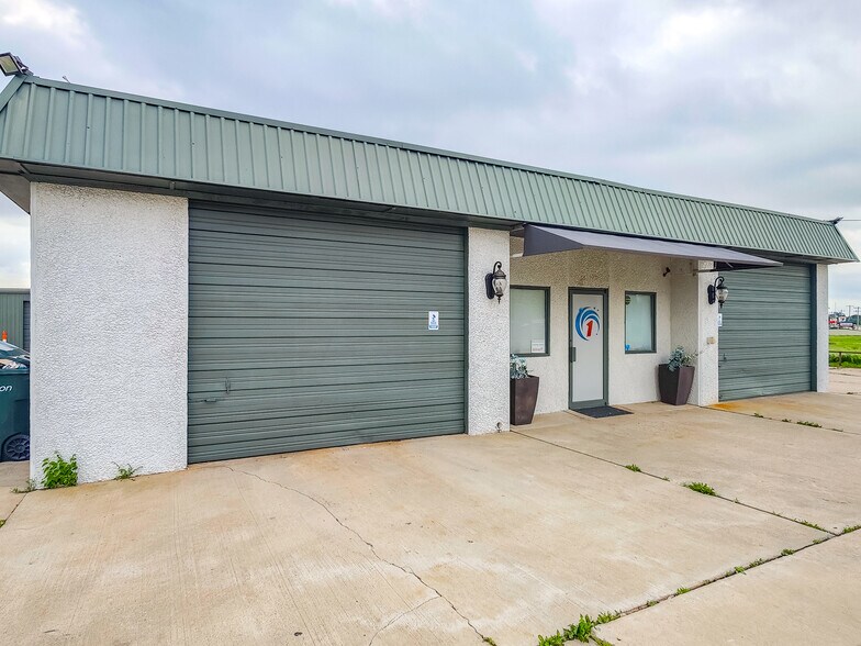 More Photos Of 401 S Ranchwood Blvd, Yukon Flex For Sale