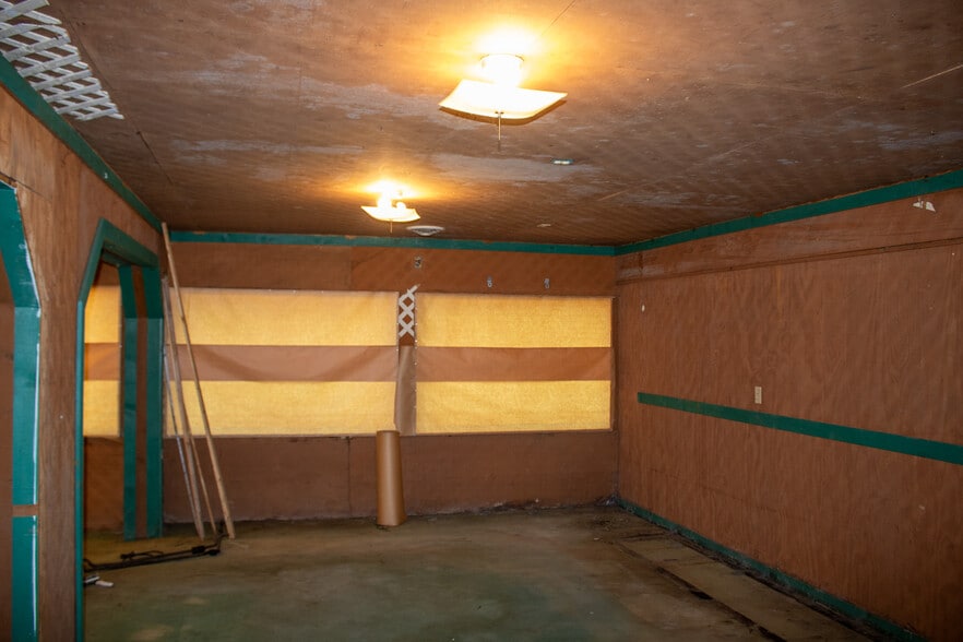 More Photos Of 600 Zanesville St, Beverly General Retail For Sale