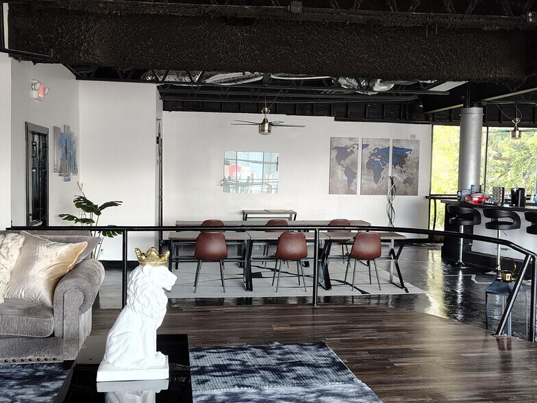 More Photos Of 802 Crosstimbers, Houston General Retail For Sale