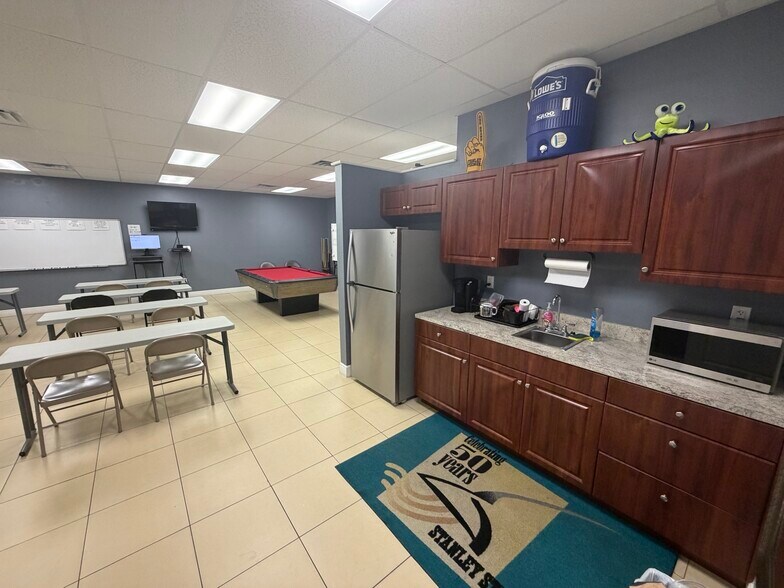 More Photos Of 3519 Plover Ave, Naples Warehouse For Lease