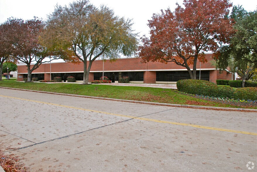 More Photos Of 5565 Red Bird Center Dr, Dallas Unknown For Lease