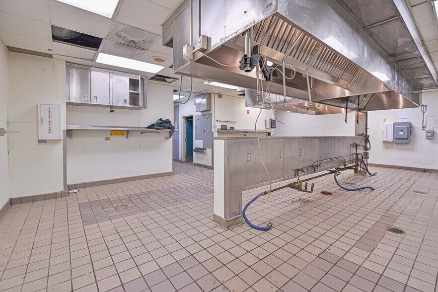 More Photos Of 2675 32nd Ave S, Grand Forks Restaurant For Sale