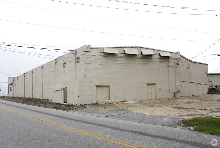 More Photos Of 4702-4718 Hamilton Rd, Columbus Showroom For Lease