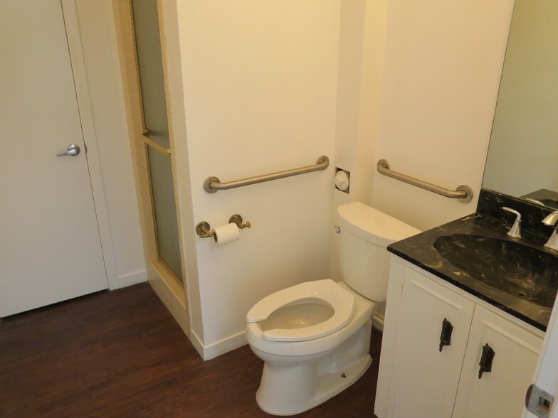 More Photos Of 5610-5613 Southwest Fwy, Houston Flex For Lease