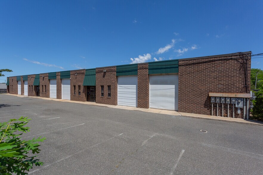 More Photos Of 36 Carlough Rd, Bohemia Warehouse For Lease