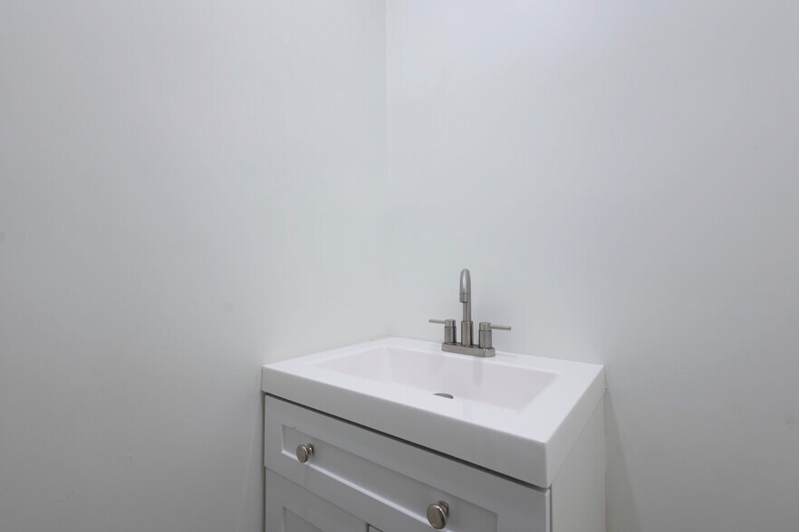 More Photos Of 245-251 S Robertson Blvd, Beverly Hills Storefront Retail Office For Lease