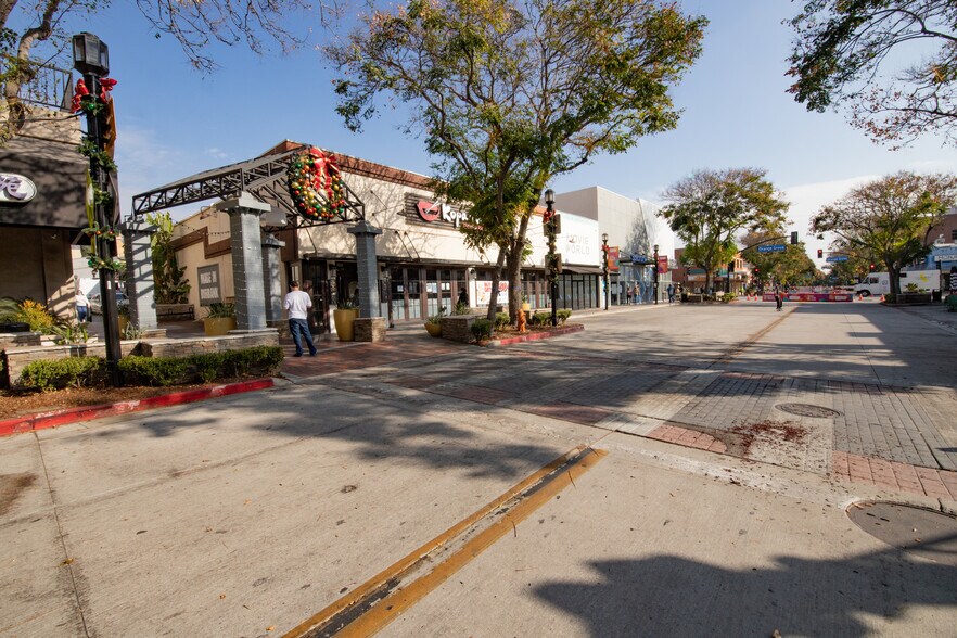 More Photos Of 212 N San Fernando Blvd, Burbank Storefront For Lease