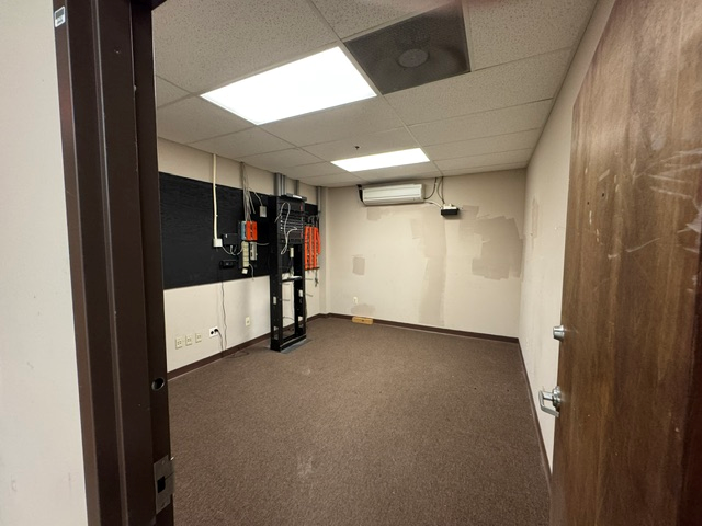 More Photos Of 5 Johnson Dr, Raritan Warehouse For Lease