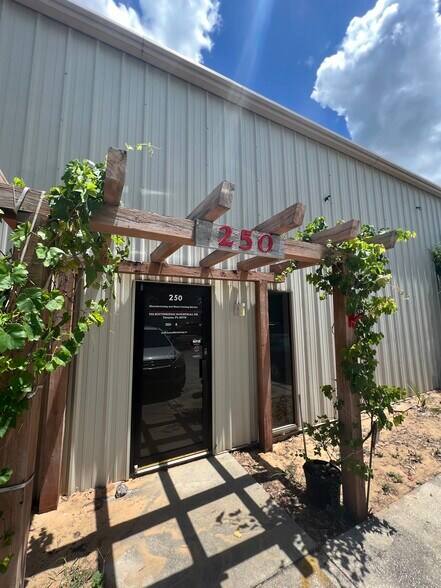 More Photos Of 250 Southridge Industrial Dr, Tavares Warehouse For Lease