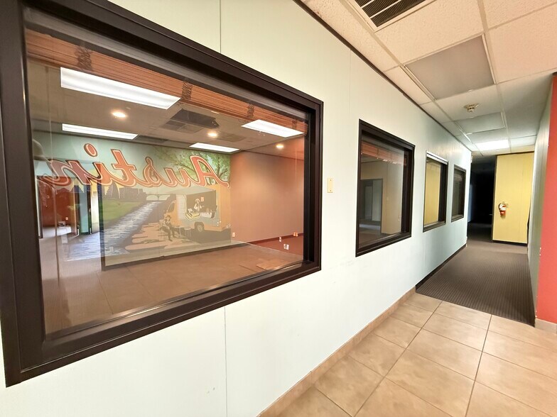 More Photos Of 1606 Headway Cir, Austin Light Manufacturing For Lease