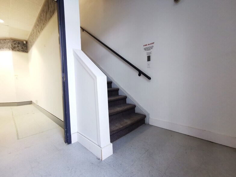 More Photos Of 3871 N Fraser Way, Burnaby Showroom For Lease