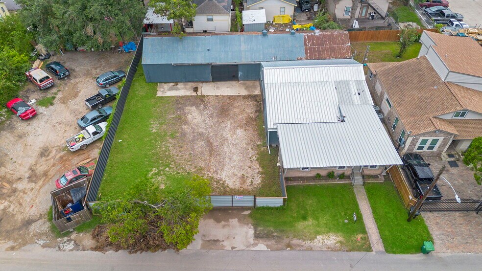 More Photos Of 120 N Bryan St, Houston Warehouse For Lease