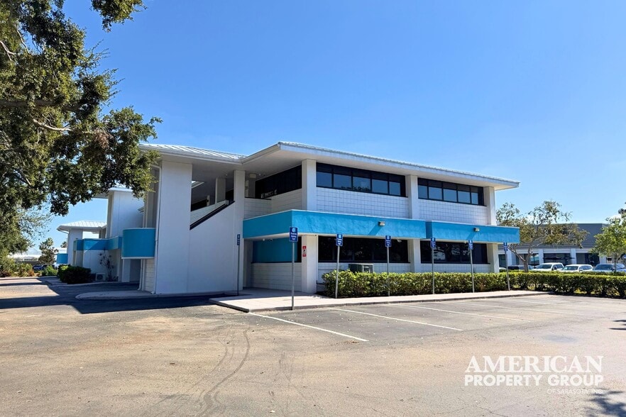 More Photos Of 1945 Versailles St, Sarasota Medical For Lease